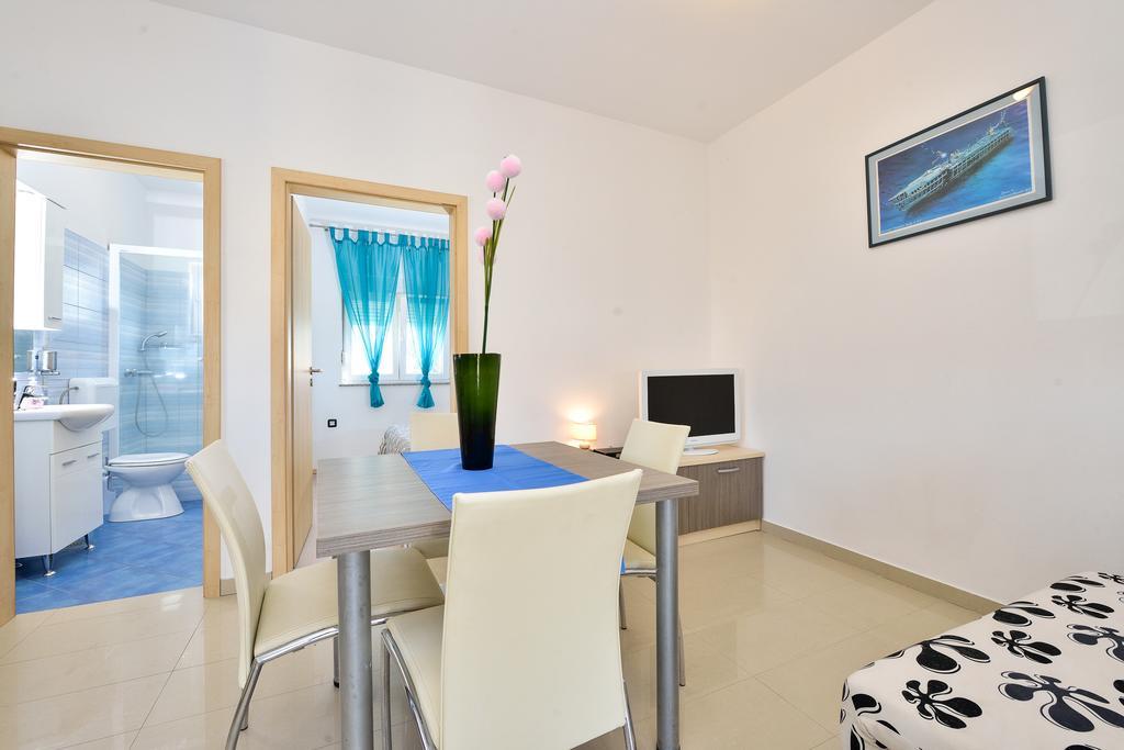 Apartments Nika & Karla ビビニェ エクステリア 写真