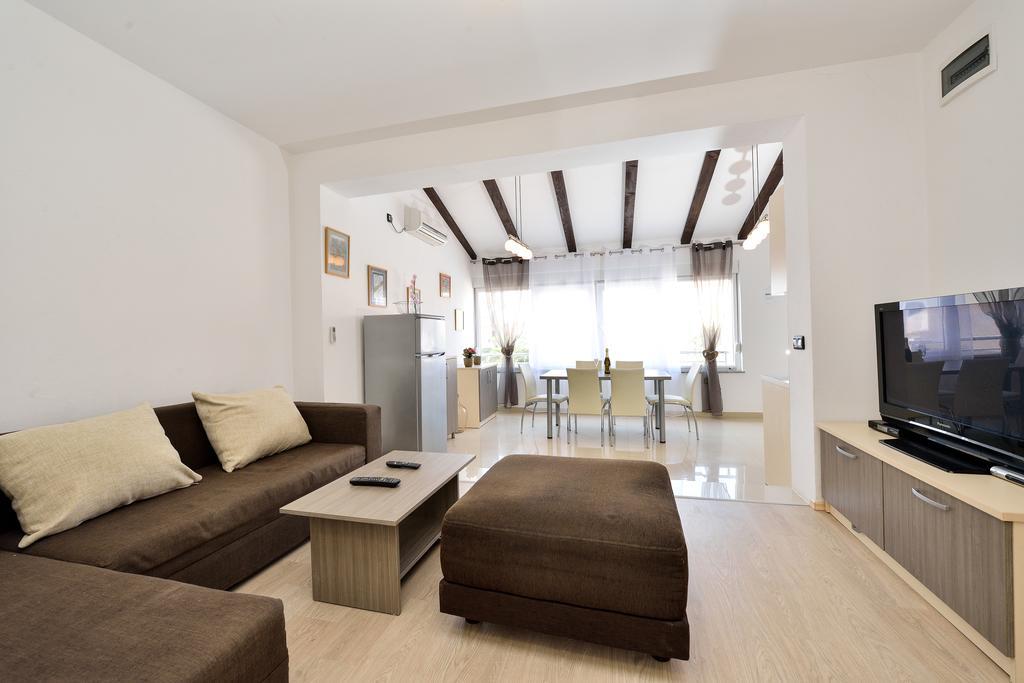 Apartments Nika & Karla ビビニェ エクステリア 写真